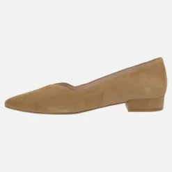 ZAPATOS DE ANTE CAMEL CON TACÓN BAJO Y ESCOTE PICO BREDA
