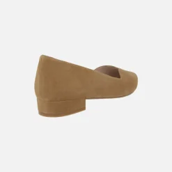 ZAPATOS DE ANTE CAMEL CON TACÓN BAJO Y ESCOTE PICO BREDA