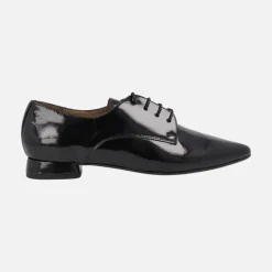 Zapatos de charol negro con cordones y puntera afilada