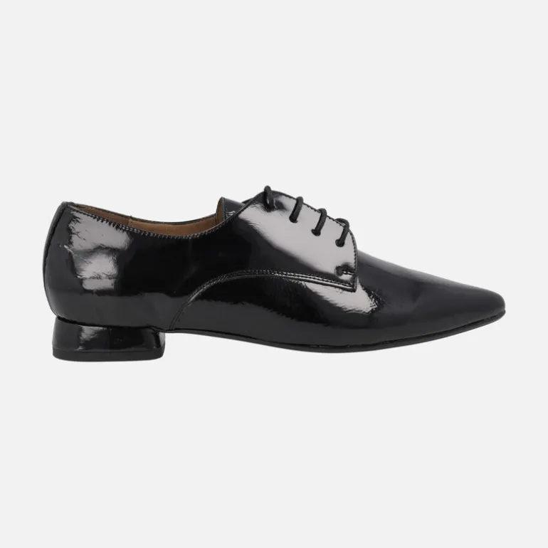 Zapatos de charol negro con cordones y puntera afilada