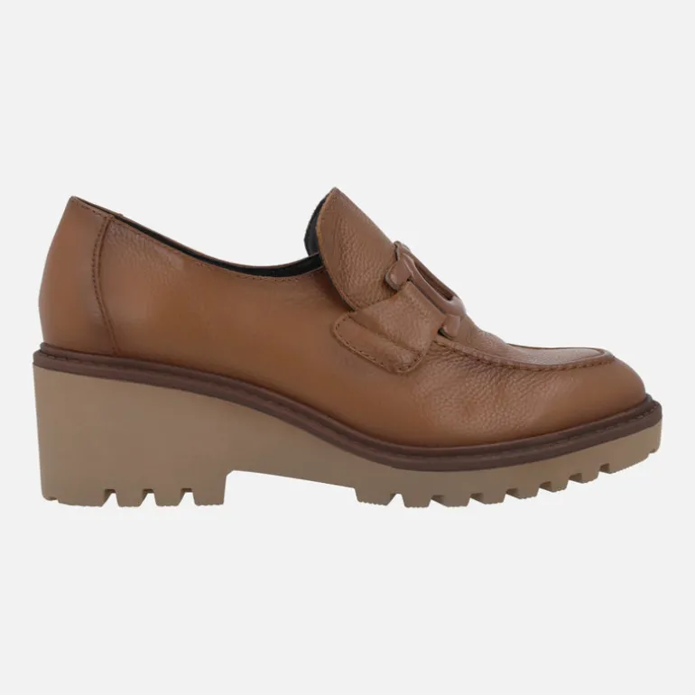 Zapatos de piel con adorno y cuña de goma Viguera
