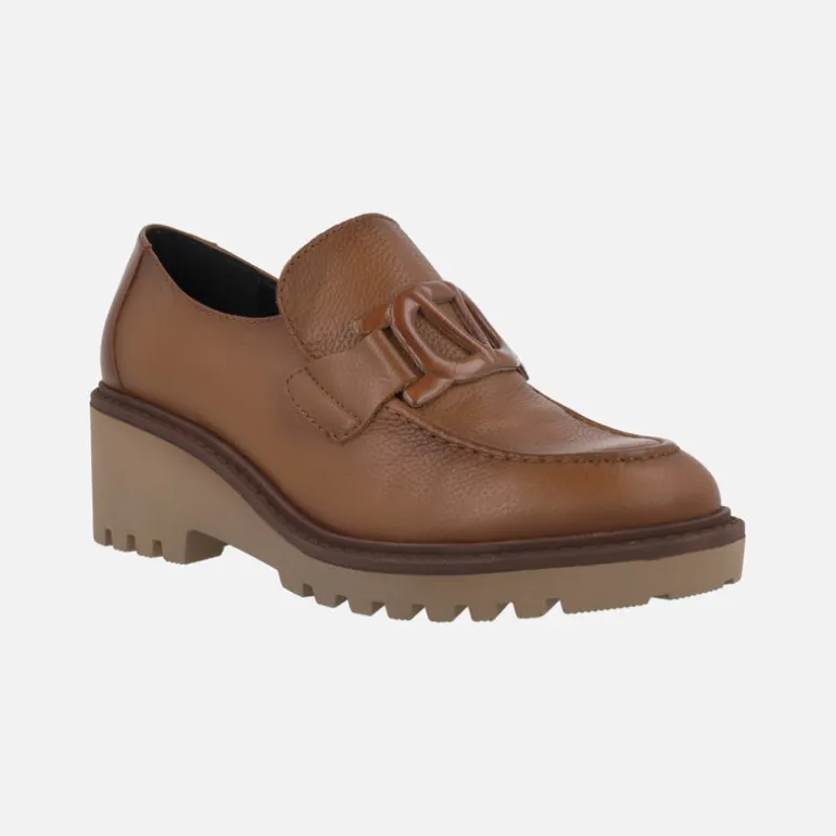 Zapatos de piel con adorno y cuña de goma Viguera