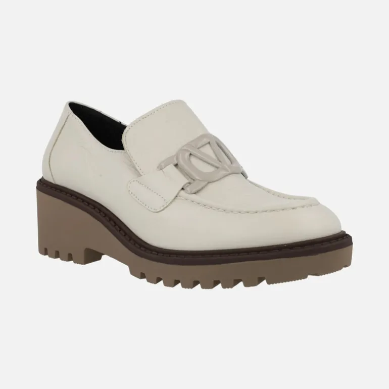 Zapatos de piel con adorno y cuña de goma Viguera