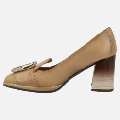 Zapatos de piel con copete y adorno metálico
