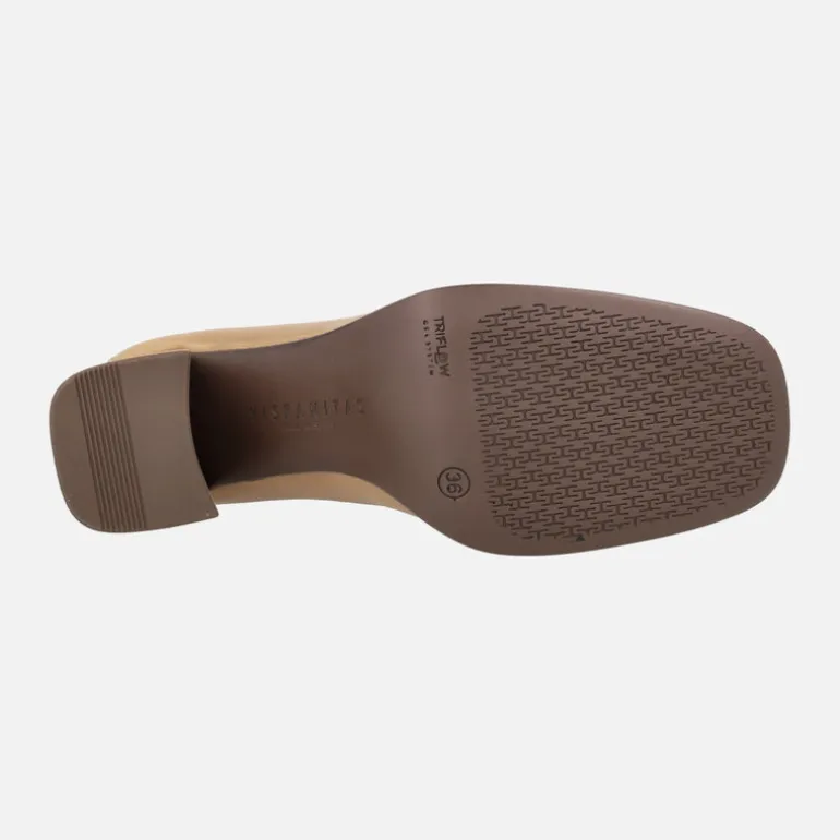 Zapatos de piel con copete y adorno metálico