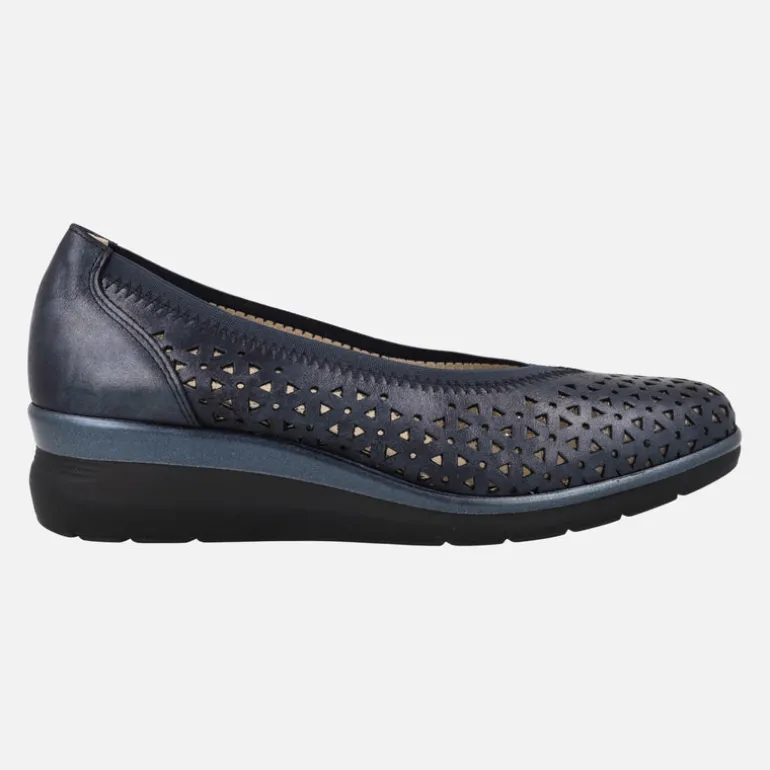 Zapatos de piel corte salón con troquelados y cuña baja
