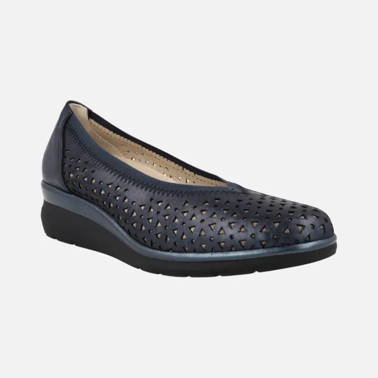 Zapatos de piel corte salón con troquelados y cuña baja