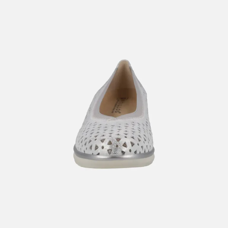 Zapatos de piel corte salón con troquelados y cuña baja