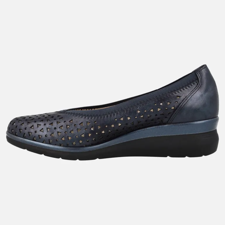 Zapatos de piel corte salón con troquelados y cuña baja