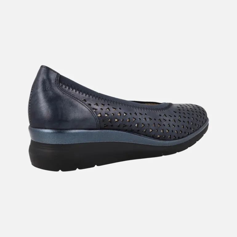 Zapatos de piel corte salón con troquelados y cuña baja