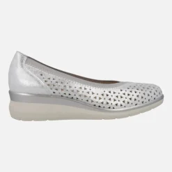 Zapatos de piel corte salón con troquelados y cuña baja