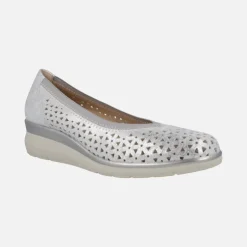 Zapatos de piel corte salón con troquelados y cuña baja