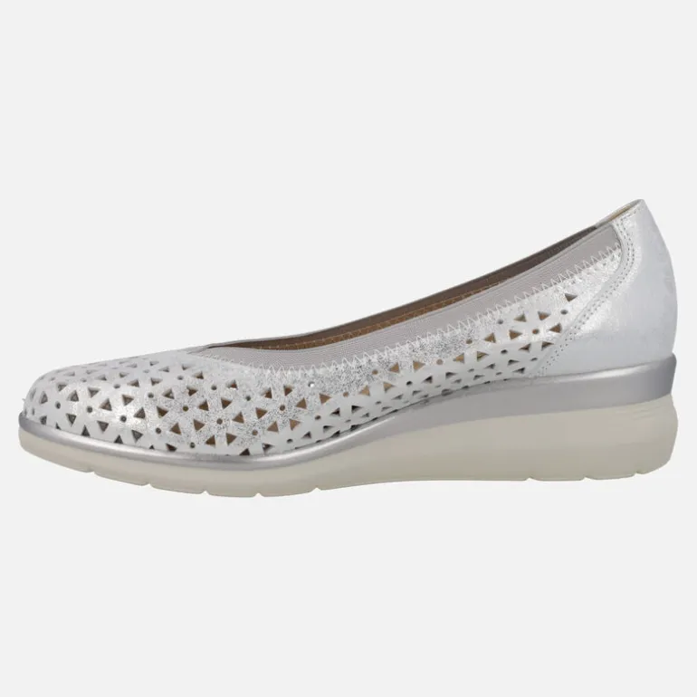 Zapatos de piel corte salón con troquelados y cuña baja