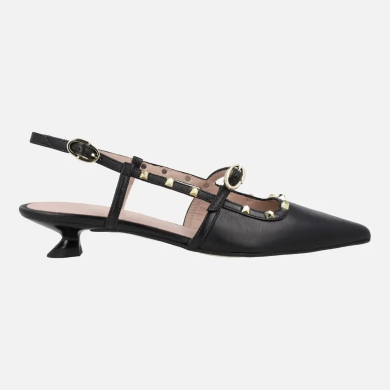 Zapatos de piel destalonados con corte salón y tachas