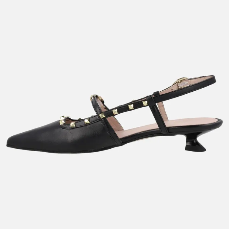Zapatos de piel destalonados con corte salón y tachas