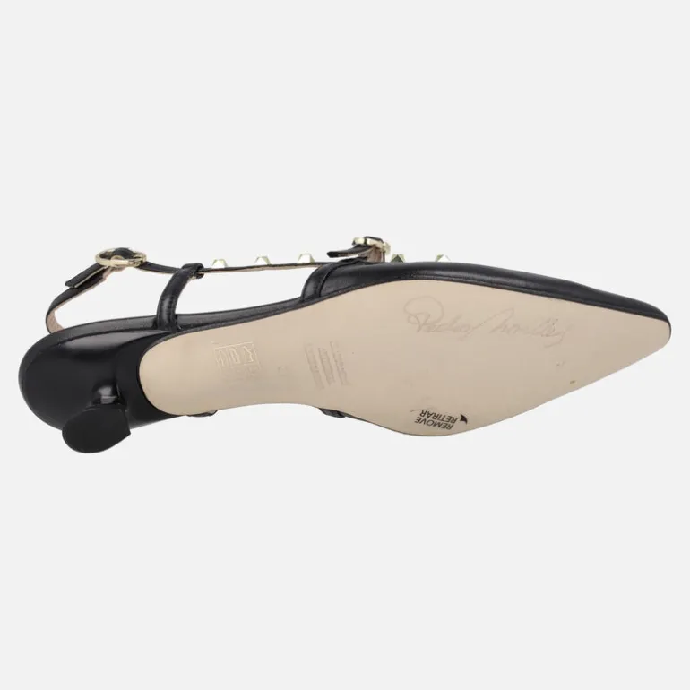 Zapatos de piel destalonados con corte salón y tachas