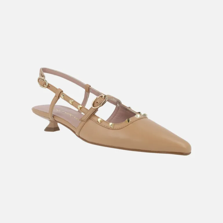 Zapatos de piel destalonados con corte salón y tachas