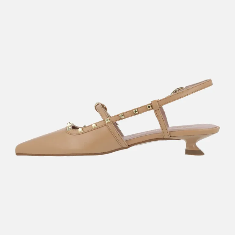 Zapatos de piel destalonados con corte salón y tachas