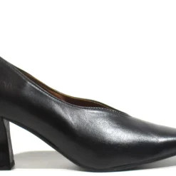 Zapatos de piel negros escotados con tacón carrete Elbire