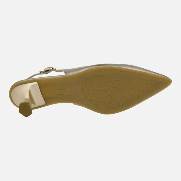 Zapatos de salón destalonados con tacón bajo en piel metalizada