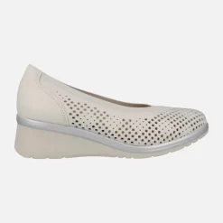 Zapatos de salón troquelados en piel hielo con cuña baja