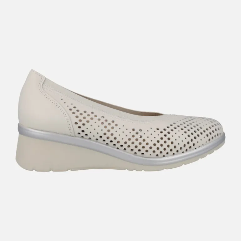 Zapatos de salón troquelados en piel hielo con cuña baja