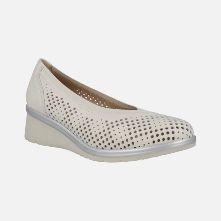 Zapatos de salón troquelados en piel hielo con cuña baja