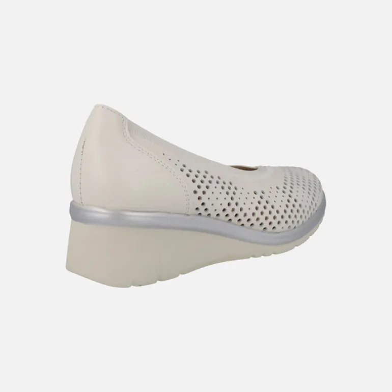 Zapatos de salón troquelados en piel hielo con cuña baja