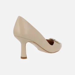 Zapatos de tacón en piel beige con adorno circular