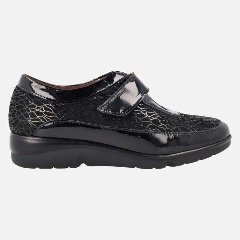Zapatos deportivos en combinado negro con cierre de velcro