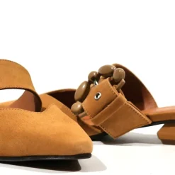 Zapatos destalonados Arabella con adorno de hebilla