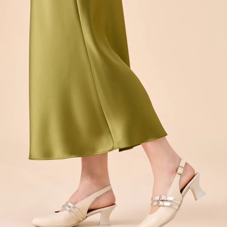 Zapatos destalonados en piel beige con pulseras en dorado