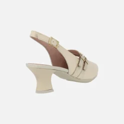 Zapatos destalonados en piel beige con pulseras en dorado