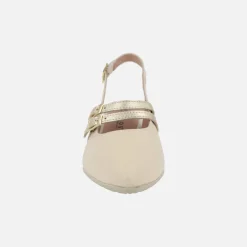 Zapatos destalonados en piel beige con pulseras en dorado