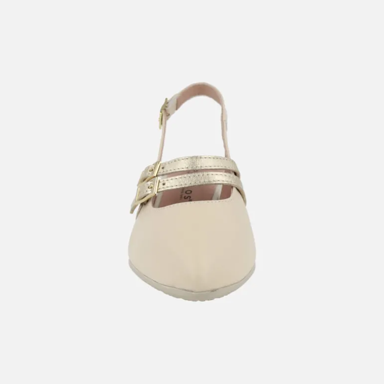 Zapatos destalonados en piel beige con pulseras en dorado