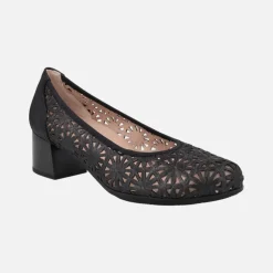 Zapatos negros corte salón con detalle de troquelados