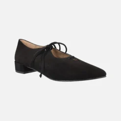 Zapatos negros de ante escotados con cordones
