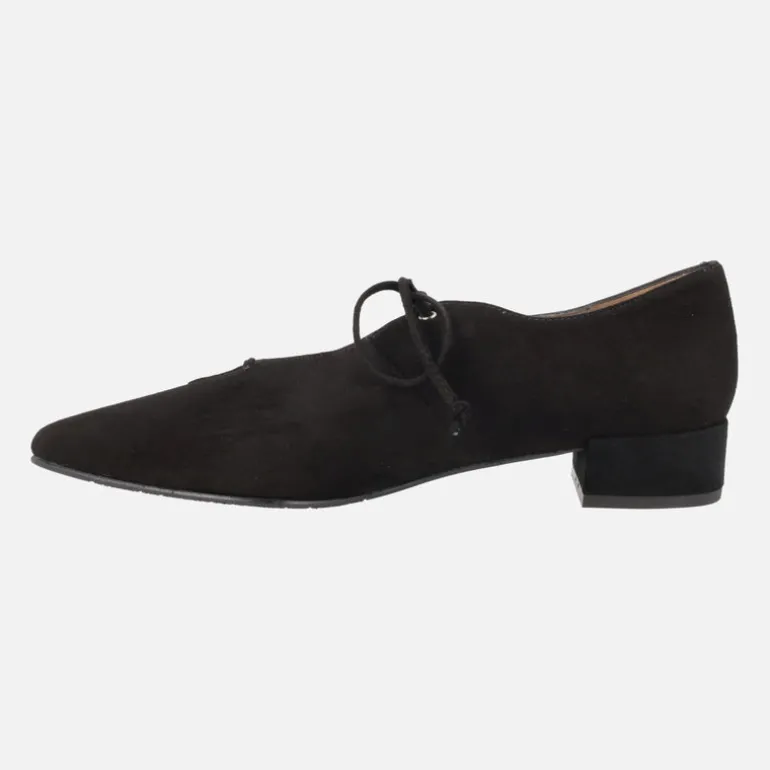 Zapatos negros de ante escotados con cordones