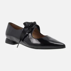 Zapatos negros de charol con cordones de raso