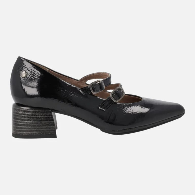 Zapatos negros de charol con dos pulseras y tacón bajo