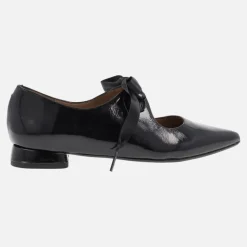 Zapatos negros de charol con cordones de raso