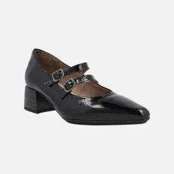Zapatos negros de charol con dos pulseras y tacón bajo