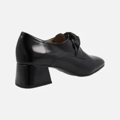 Zapatos negros de charol con cordones de raso
