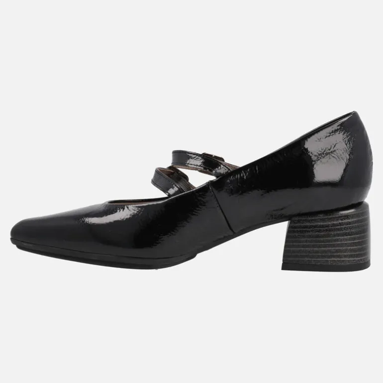 Zapatos negros de charol con dos pulseras y tacón bajo