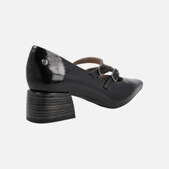 Zapatos negros de charol con dos pulseras y tacón bajo