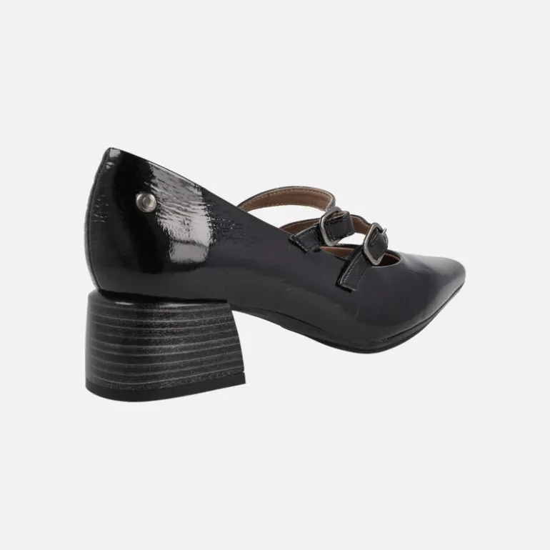 Zapatos negros de charol con dos pulseras y tacón bajo