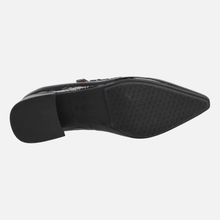 Zapatos negros de charol con dos pulseras y tacón bajo