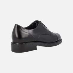 Zapatos negros de piel con cordones y puntera