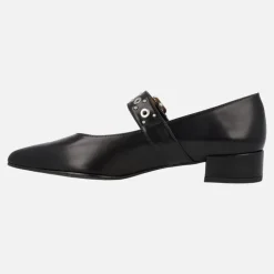 Zapatos negros de piel con tira de hebilla y remaches plateados