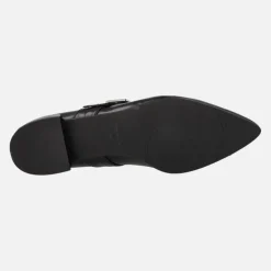Zapatos negros de piel con tira de hebilla y remaches plateados